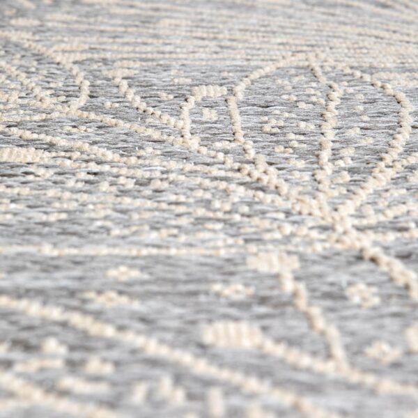 Une image en gros plan d’un tapis gris.