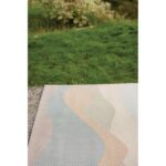 Un tapis d'extérieur dans une zone herbeuse.