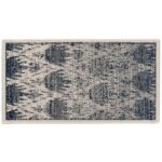 Un tapis gris et noir au design abstrait.