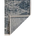 Un tapis bleu et blanc avec un motif géométrique.