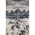 Un gros plan d’un tapis avec un motif noir et blanc.