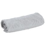 Une couverture tricotée sur fond.