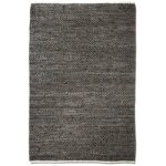 Un tapis noir et blanc avec un motif à chevrons.