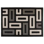 Un tapis noir et blanc aux formes géométriques.