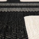 Un gros plan d'un tapis noir et blanc.