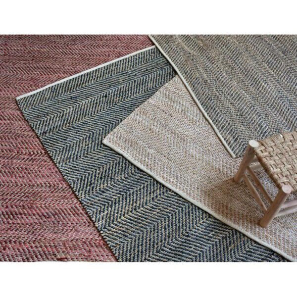Un ensemble de trois tapis avec une chaise en bois.