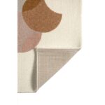 Un tapis avec un motif beige et marron.