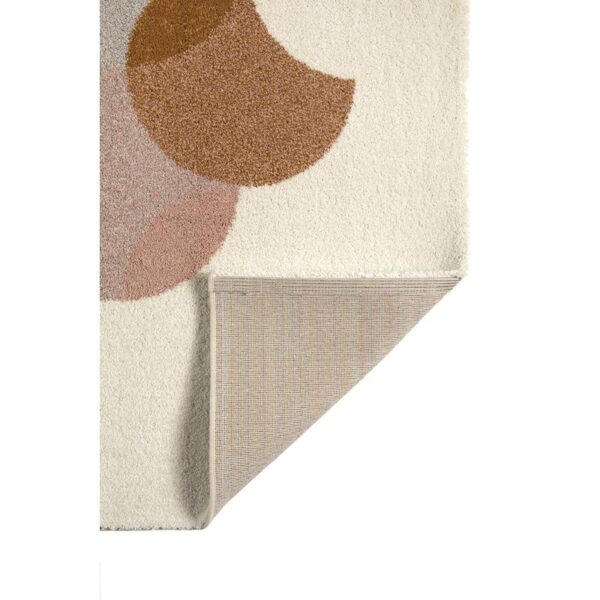 Un tapis avec un motif beige et marron.