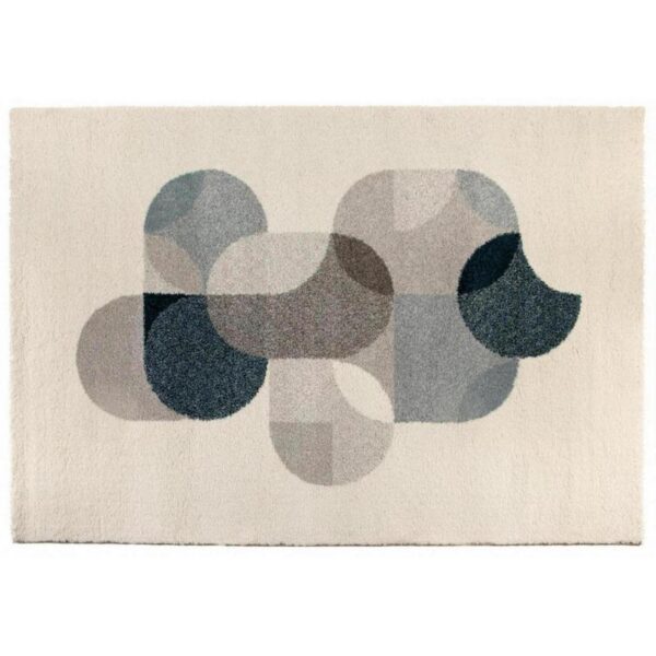 Un tapis aux formes abstraites sur fond blanc.