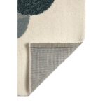 Un tapis bleu et blanc.