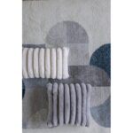 Un tapis gris et bleu avec des oreillers.