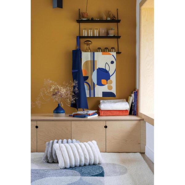 Une pièce aux murs jaunes et à une étagère en bois.