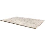 Un tapis blanc avec un motif en losange.