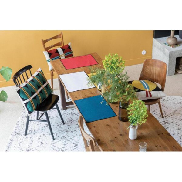 Une salle à manger colorée avec une table et des chaises.