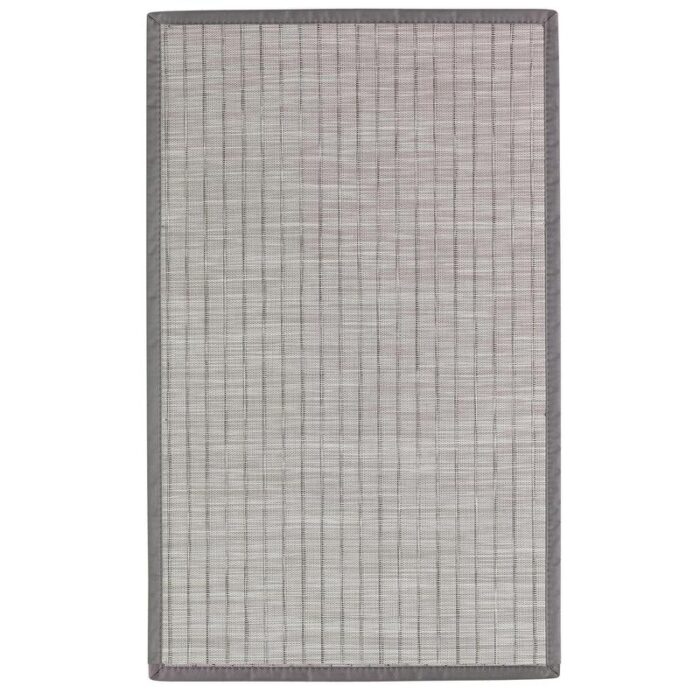 Un tapis avec une bordure grise sur fond blanc.