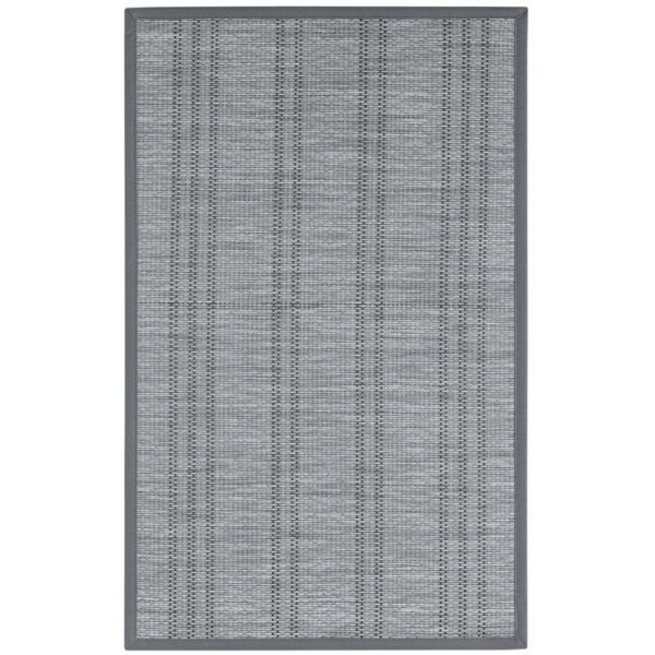 Un tapis gris avec un motif rayé.