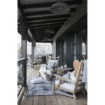 Mots-clés : bois, chaise à bascule
Déménagement : sur un porche
Description : Une chaise à bascule en bois.