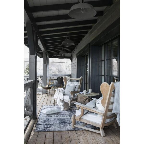 Mots-clés : bois, chaise à bascule
Déménagement : sur un porche
Description : Une chaise à bascule en bois.