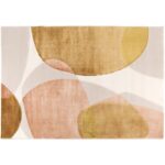 Un tapis au design rose et jaune.