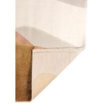 Un tapis au motif marron et beige.