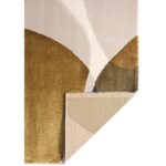 Un tapis au design beige.