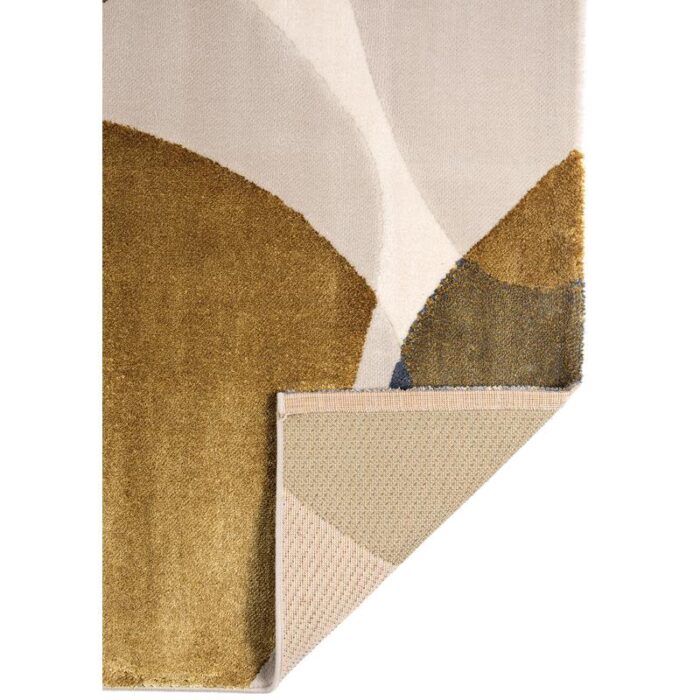 Un tapis au design beige.
