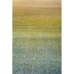 Un gros plan d'un tapis jaune et bleu.