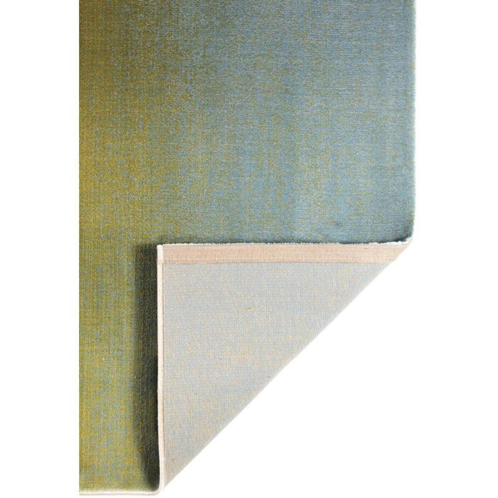 Un tapis bleu et vert sur fond blanc.