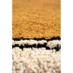 Un gros plan d'un tapis rayé noir et blanc.