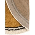Un gros plan d'un tapis à rayures marron et blanches.