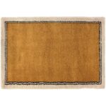 Un tapis jaune avec une bordure noire.