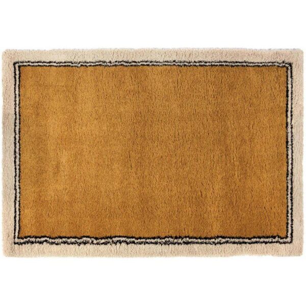 Un tapis jaune avec une bordure noire.