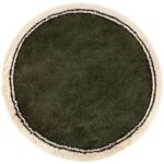 Un tapis rond vert olive avec une bordure blanche.
