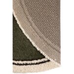 Un tapis avec une bordure verte.