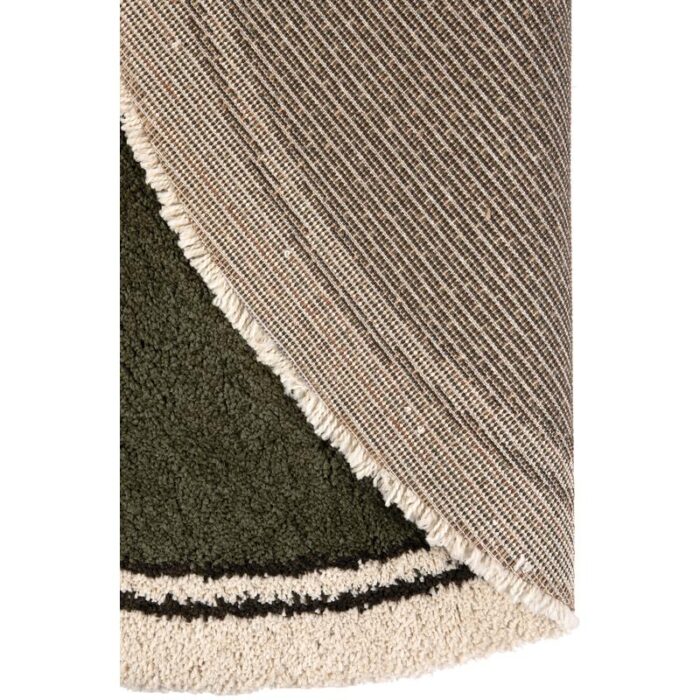 Un tapis avec une bordure verte.