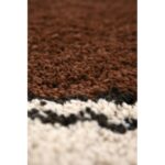 Un gros plan d'un tapis marron et blanc.