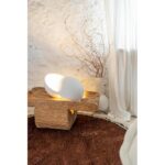 Une table en bois avec une lampe.