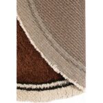 Un gros plan d'un tapis marron et blanc.