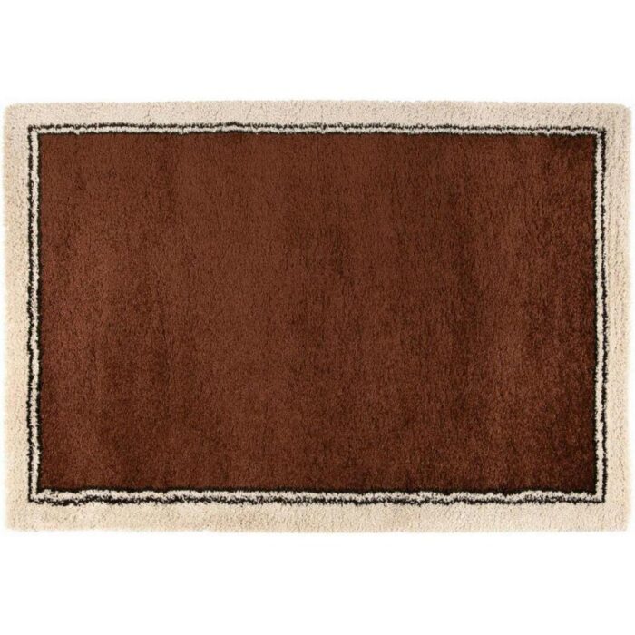 Un tapis marron avec une bordure blanche.