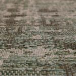 Un gros plan d'un tapis vert et marron.