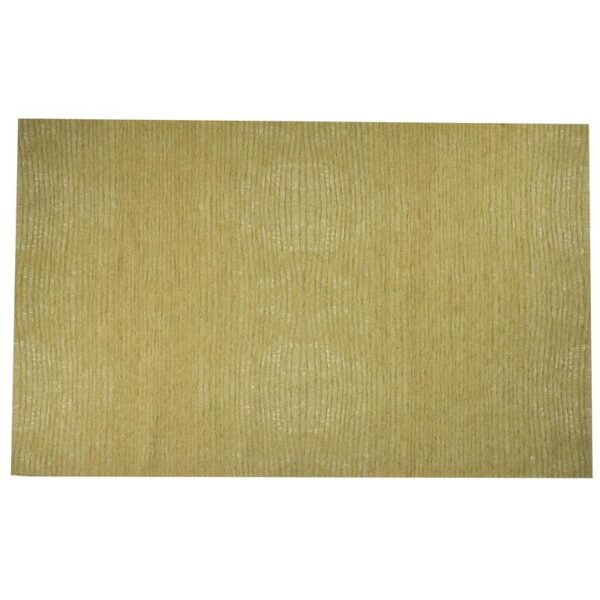 Un tapis à rayures jaunes sur fond.