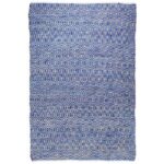 Un tapis géométrique bleu et blanc.