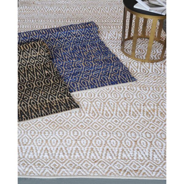 Un tapis avec un motif bleu et blanc.