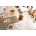 Un salon avec table et chaises en bois.