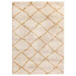 Un tapis beige et jaune au design géométrique.