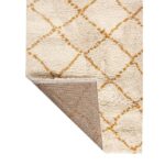 Un tapis au design jaune.