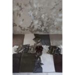 Un lit avec une couverture et des oreillers.