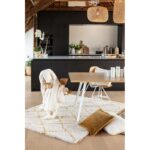 Une cuisine en noir et blanc avec une table en bois.