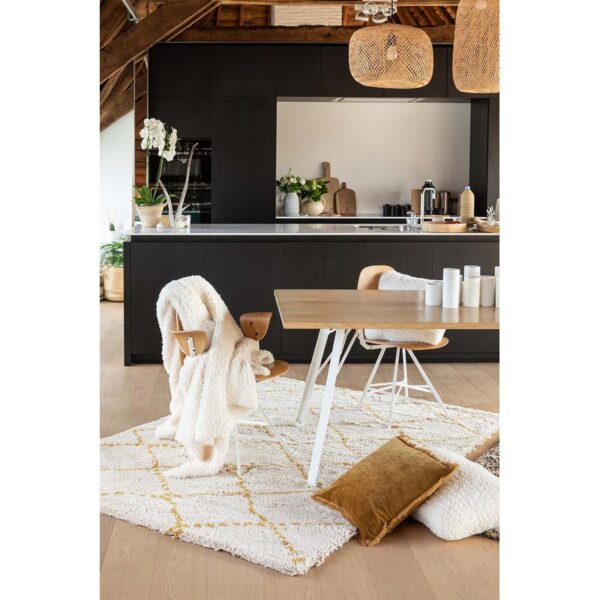 Une cuisine en noir et blanc avec une table en bois.