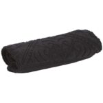 Une serviette noire sur fond blanc.